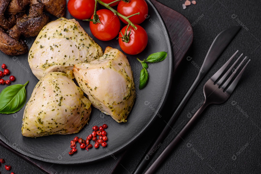 Deliciosos legumes grelhados, abobrinha, berinjela, pimentão e cogumelos com sal, especiarias e ervas sobre um fundo escuro de concreto