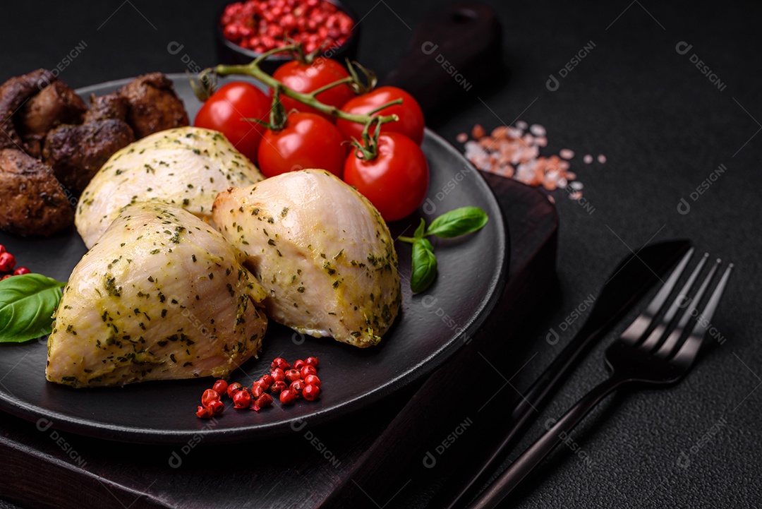 Deliciosos legumes grelhados, abobrinha, berinjela, pimentão e cogumelos com sal, especiarias e ervas sobre um fundo escuro de concreto