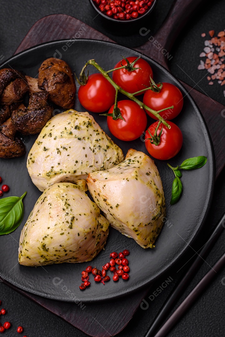 Deliciosos legumes grelhados, abobrinha, berinjela, pimentão e cogumelos com sal, especiarias e ervas sobre um fundo escuro de concreto