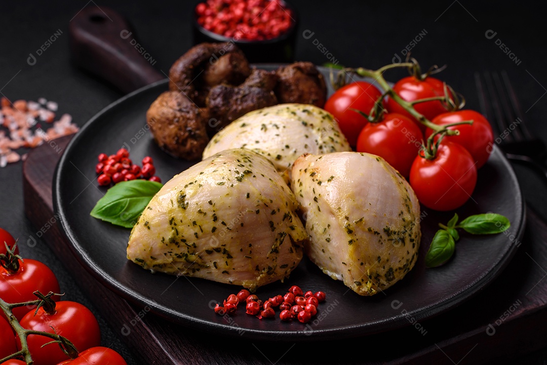 Deliciosos legumes grelhados, abobrinha, berinjela, pimentão e cogumelos com sal, especiarias e ervas sobre um fundo escuro de concreto