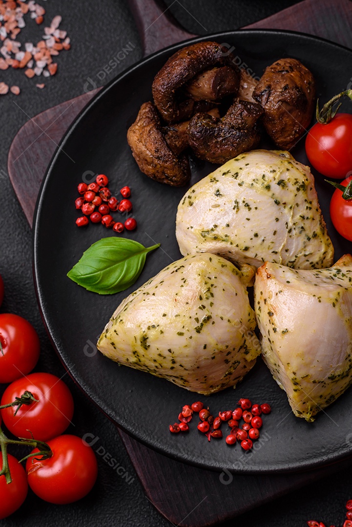 Deliciosos legumes grelhados, abobrinha, berinjela, pimentão e cogumelos com sal, especiarias e ervas sobre um fundo escuro de concreto