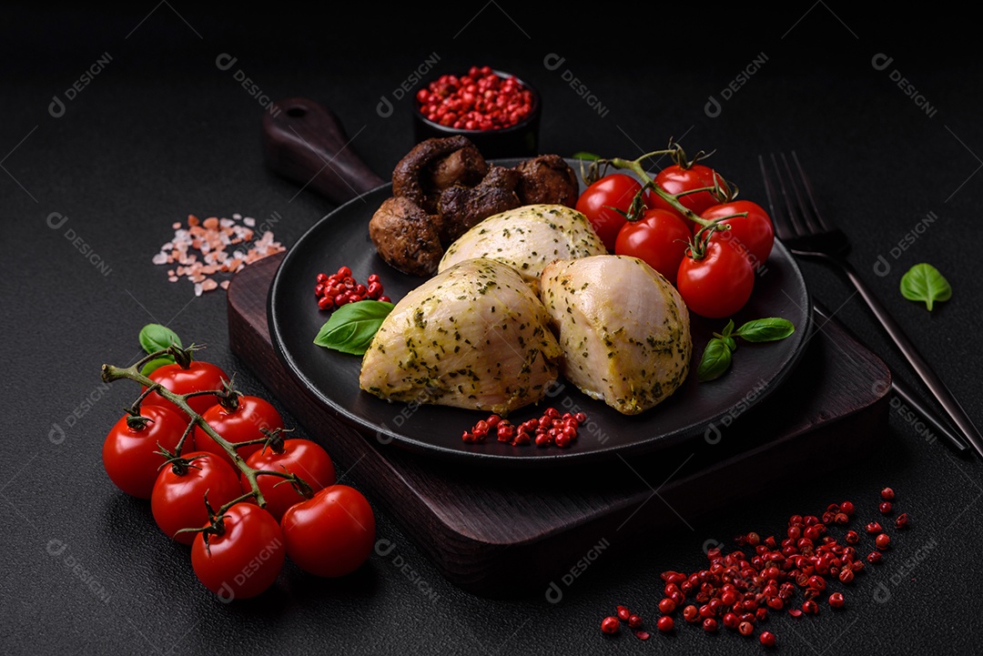 Deliciosos legumes grelhados, abobrinha, berinjela, pimentão e cogumelos com sal, especiarias e ervas sobre um fundo escuro de concreto