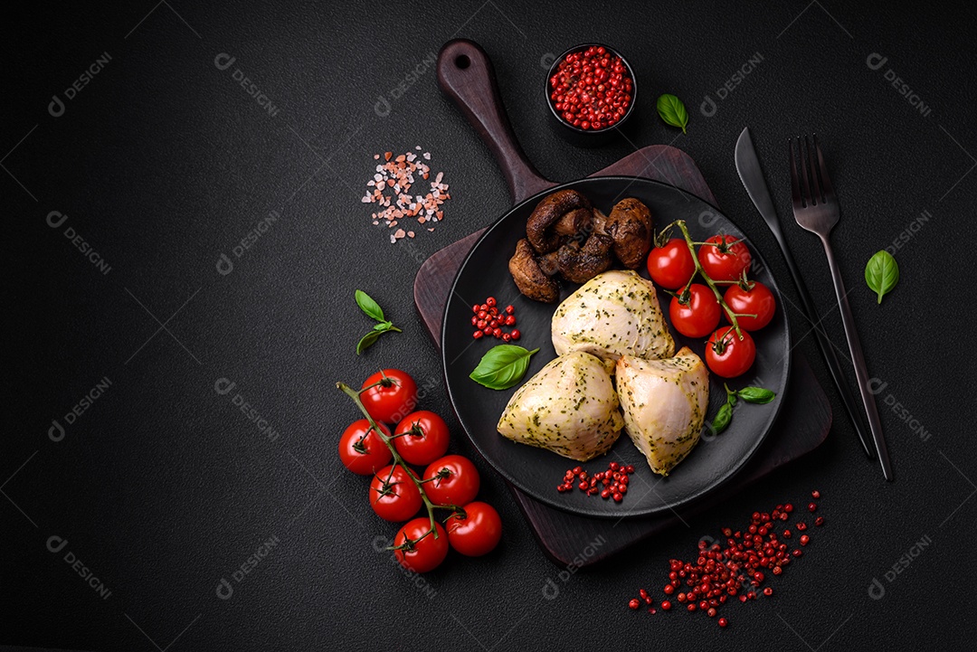 Deliciosos legumes grelhados, abobrinha, berinjela, pimentão e cogumelos com sal, especiarias e ervas sobre um fundo escuro de concreto