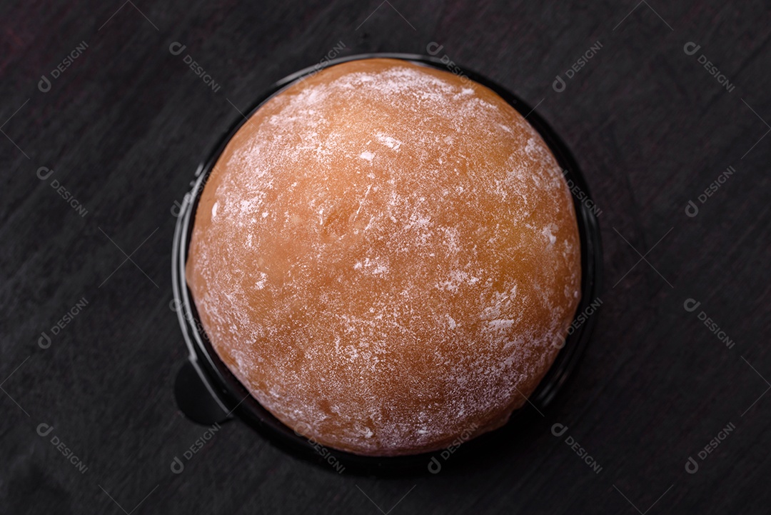 Deliciosa sobremesa mochi doce com coberturas em um fundo escuro de concreto. Sobremesa asiática vegetariana nutritiva