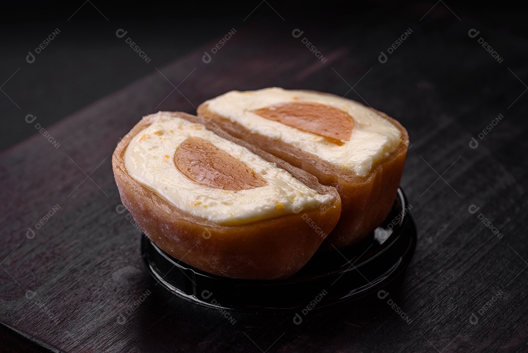 Deliciosa sobremesa mochi doce com coberturas em um fundo escuro de concreto. Sobremesa asiática vegetariana nutritiva