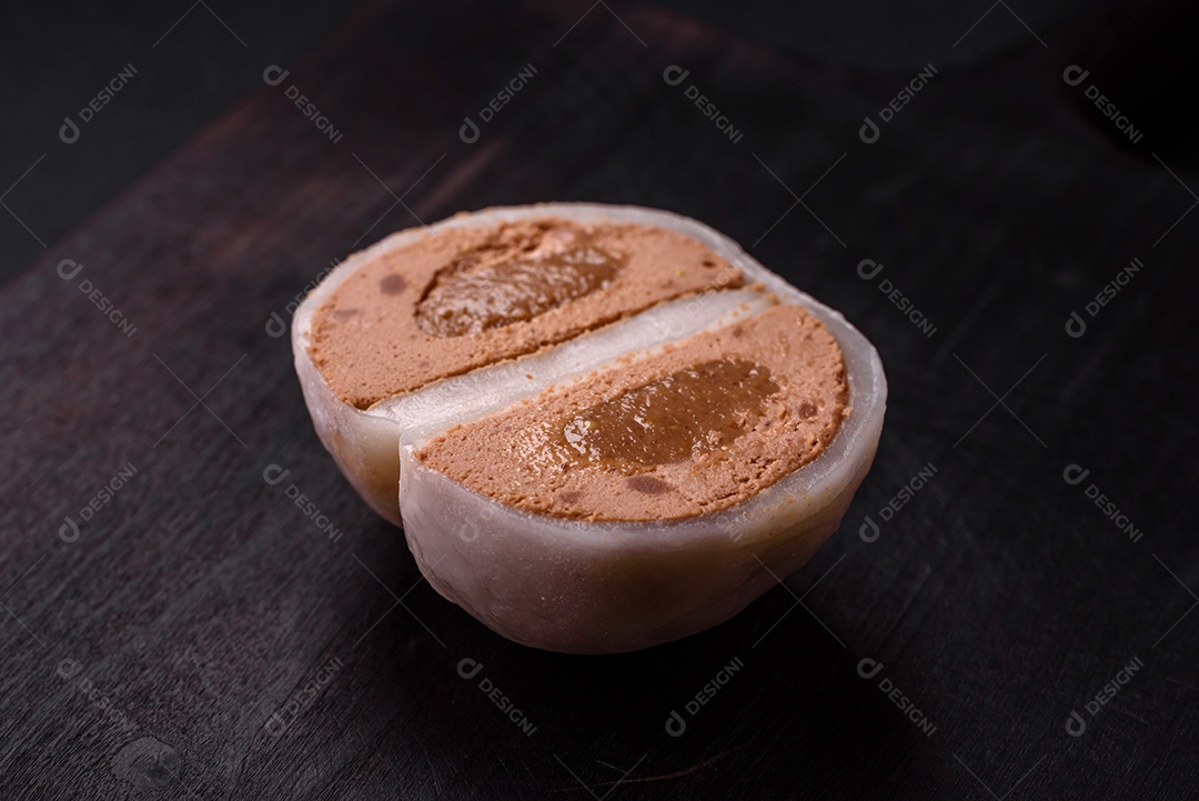 Deliciosa sobremesa mochi doce com coberturas em um fundo escuro de concreto. Sobremesa asiática vegetariana nutritiva