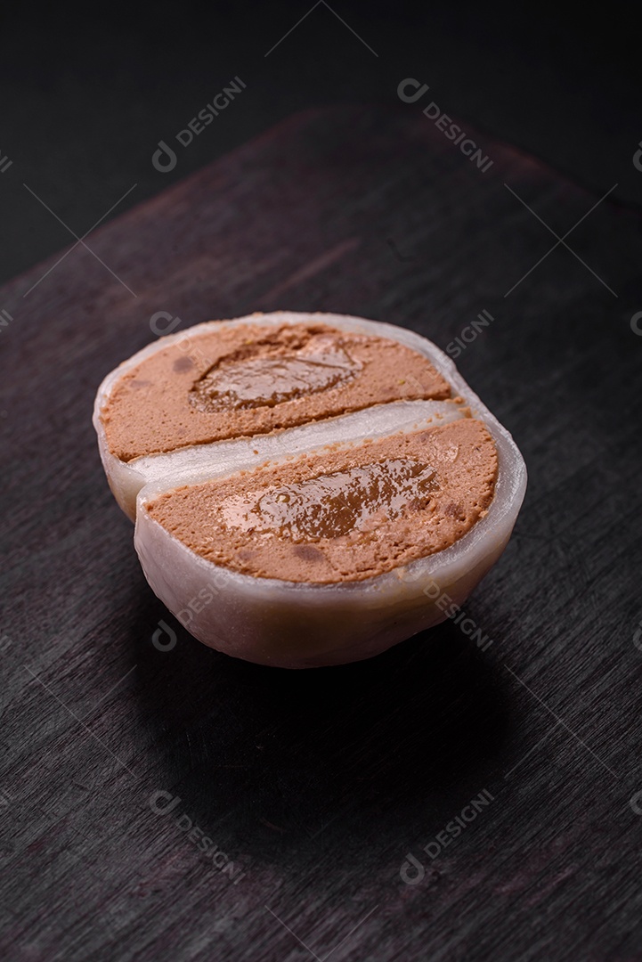Deliciosa sobremesa mochi doce com coberturas em um fundo escuro de concreto. Sobremesa asiática vegetariana nutritiva
