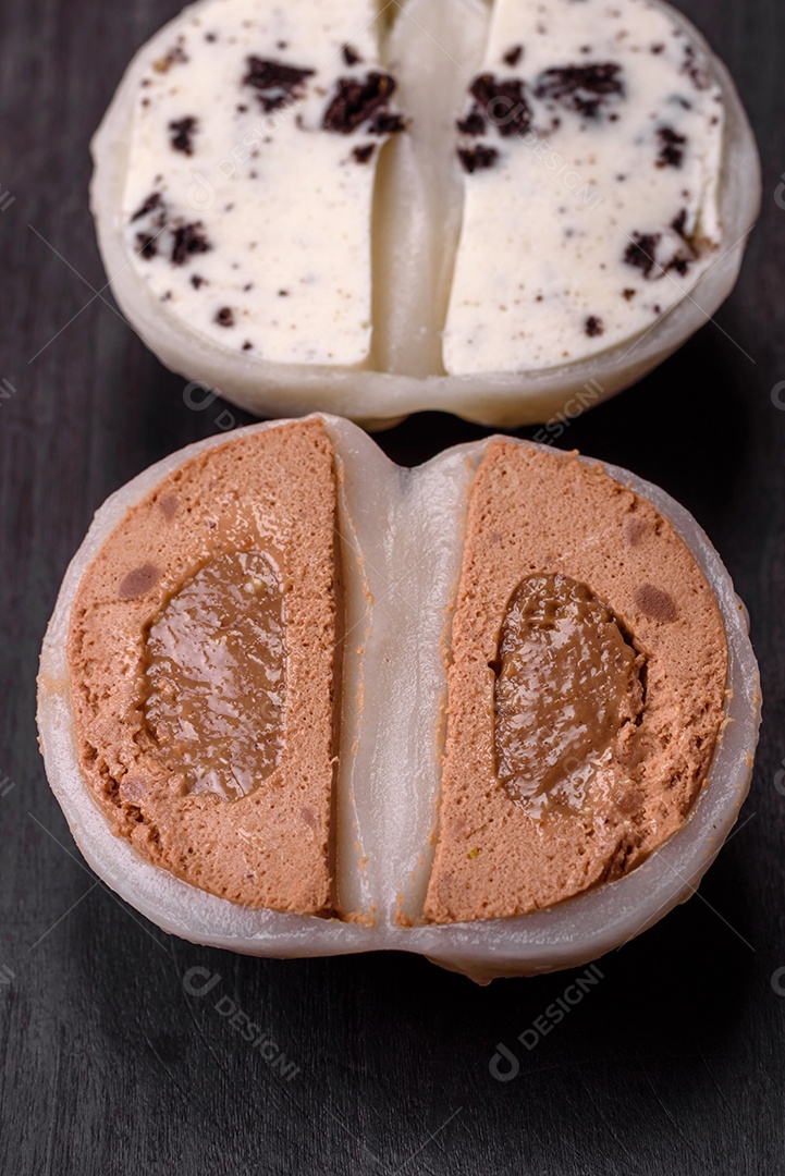 Deliciosa sobremesa mochi doce com coberturas em um fundo escuro de concreto. Sobremesa asiática vegetariana nutritiva