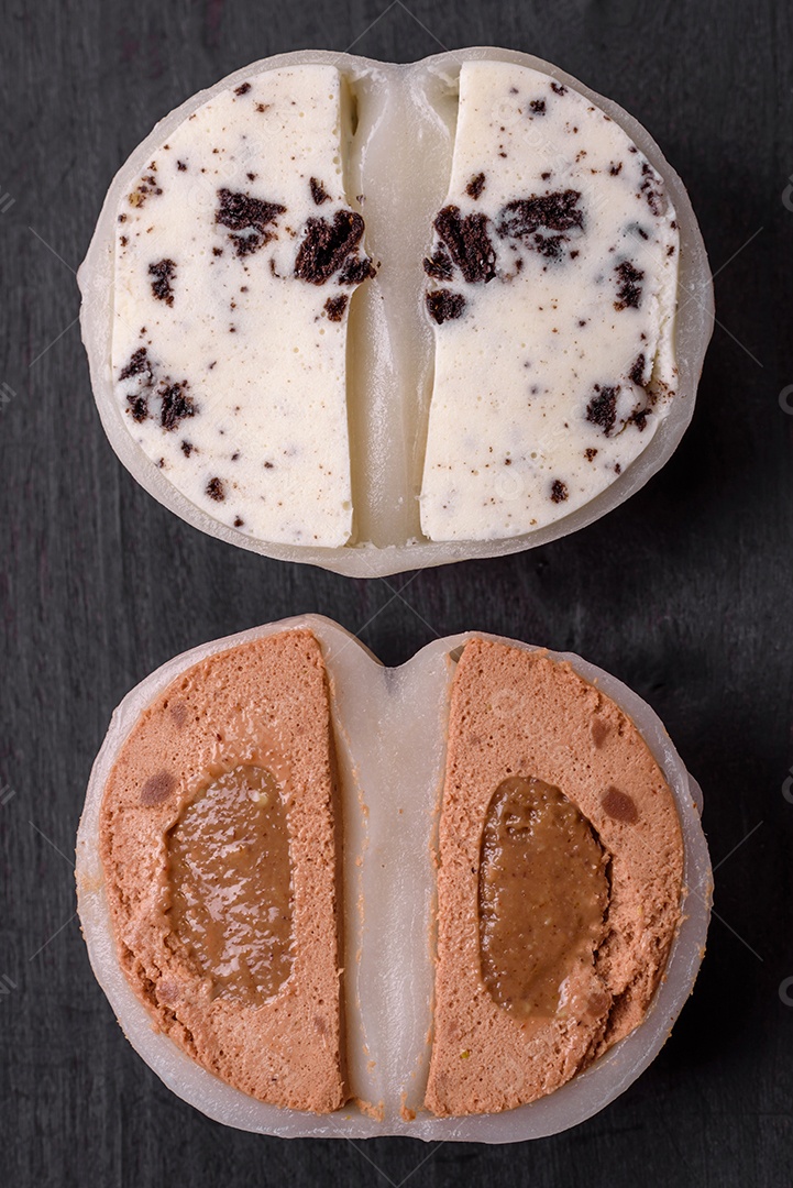 Deliciosa sobremesa mochi doce com coberturas em um fundo escuro de concreto. Sobremesa asiática vegetariana nutritiva