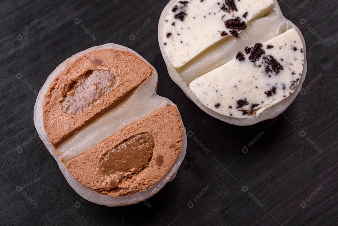 Deliciosa sobremesa mochi doce com coberturas em um fundo escuro de concreto. Sobremesa asiática vegetariana nutritiva