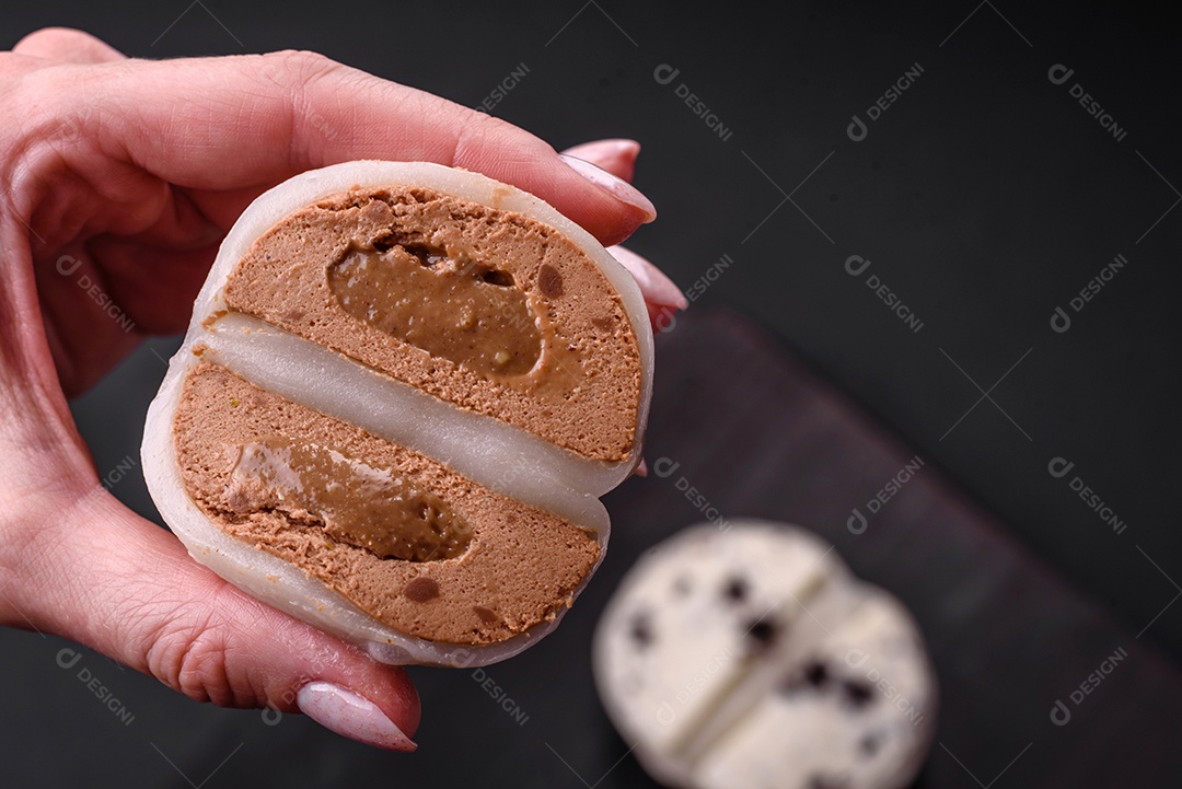 Deliciosa sobremesa mochi doce com coberturas em um fundo escuro de concreto. Sobremesa asiática vegetariana nutritiva