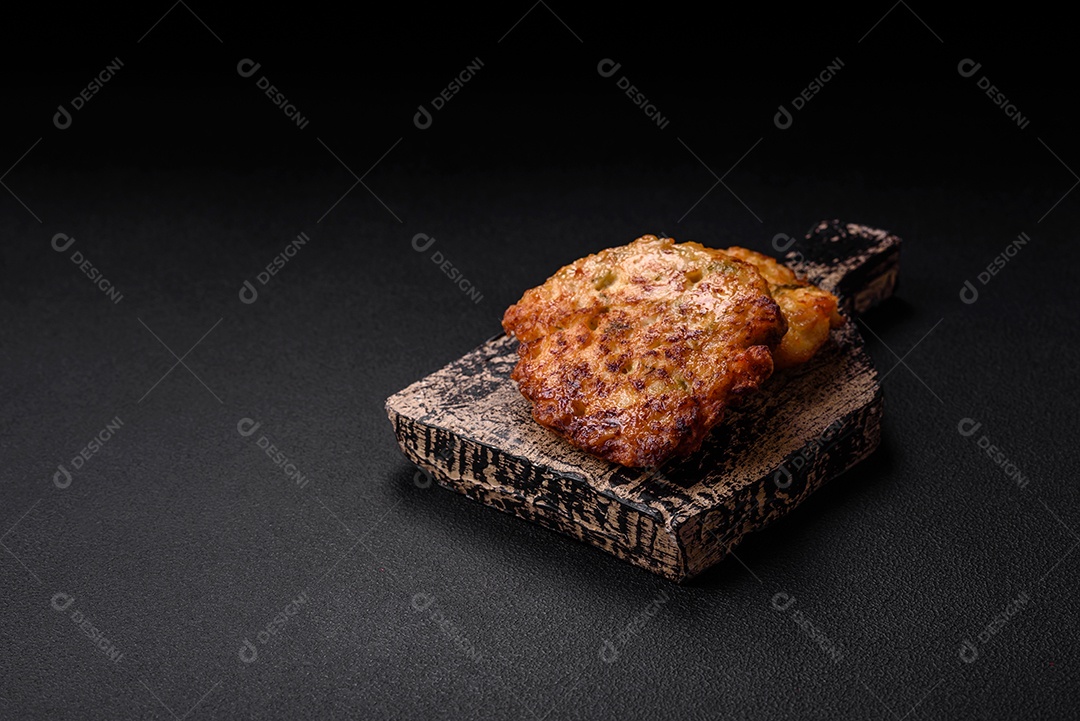 Deliciosos legumes grelhados, abobrinha, berinjela, pimentão e cogumelos com sal, especiarias e ervas sobre um fundo escuro de concreto