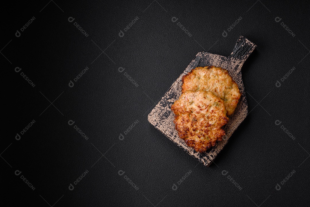 Deliciosos legumes grelhados, abobrinha, berinjela, pimentão e cogumelos com sal, especiarias e ervas sobre um fundo escuro de concreto