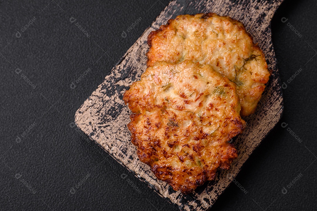 Deliciosos legumes grelhados, abobrinha, berinjela, pimentão e cogumelos com sal, especiarias e ervas sobre um fundo escuro de concreto