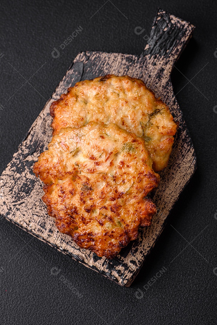 Deliciosos legumes grelhados, abobrinha, berinjela, pimentão e cogumelos com sal, especiarias e ervas sobre um fundo escuro de concreto