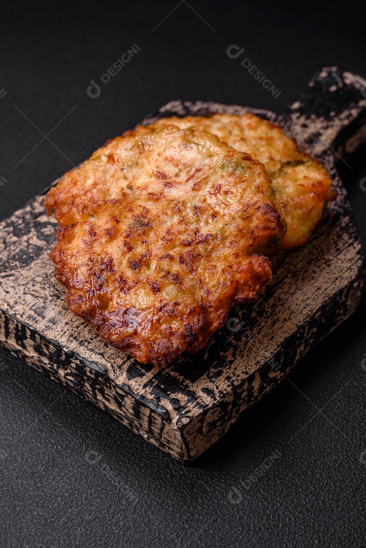 Deliciosos legumes grelhados, abobrinha, berinjela, pimentão e cogumelos com sal, especiarias e ervas sobre um fundo escuro de concreto