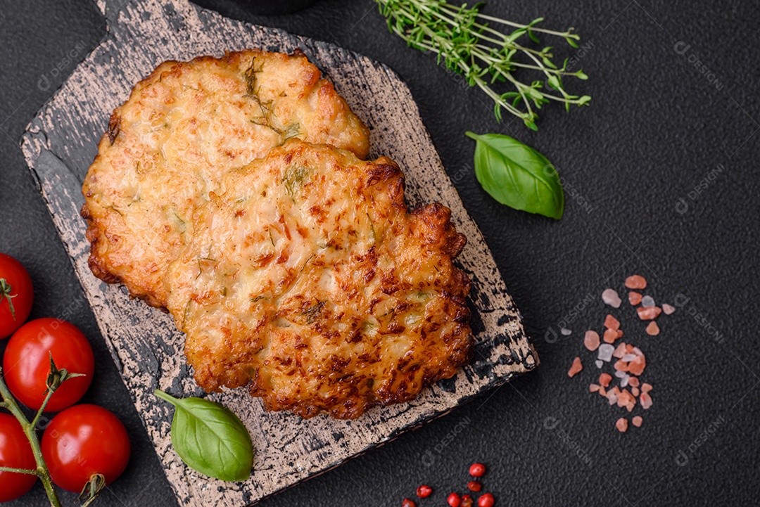 Deliciosos legumes grelhados, abobrinha, berinjela, pimentão e cogumelos com sal, especiarias e ervas sobre um fundo escuro de concreto