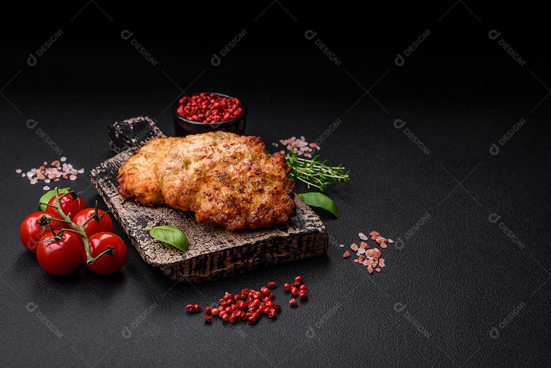 Deliciosos legumes grelhados, abobrinha, berinjela, pimentão e cogumelos com sal, especiarias e ervas sobre um fundo escuro de concreto