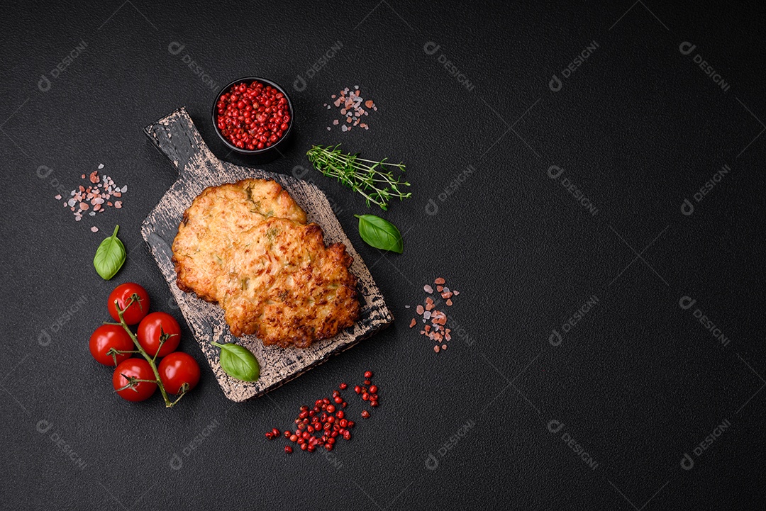 Deliciosos legumes grelhados, abobrinha, berinjela, pimentão e cogumelos com sal, especiarias e ervas sobre um fundo escuro de concreto