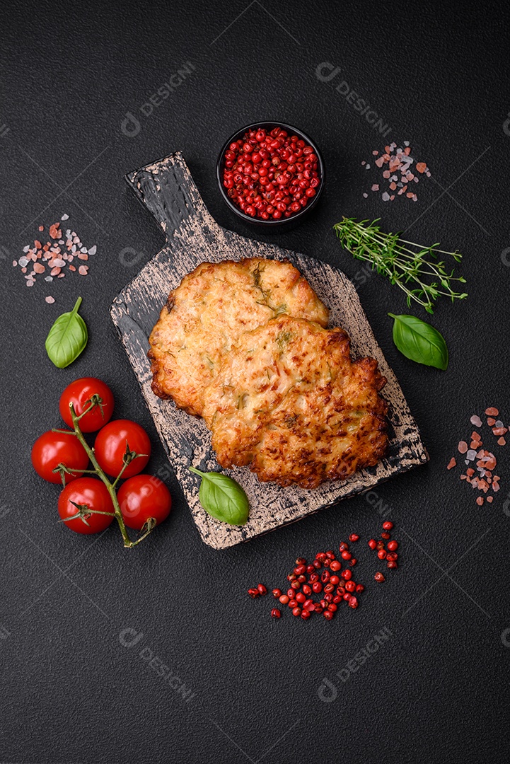 Deliciosos legumes grelhados, abobrinha, berinjela, pimentão e cogumelos com sal, especiarias e ervas sobre um fundo escuro de concreto