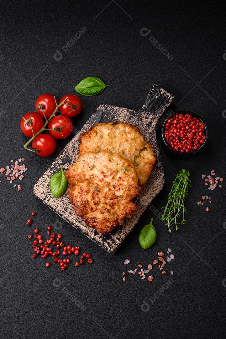 Deliciosos legumes grelhados, abobrinha, berinjela, pimentão e cogumelos com sal, especiarias e ervas sobre um fundo escuro de concreto