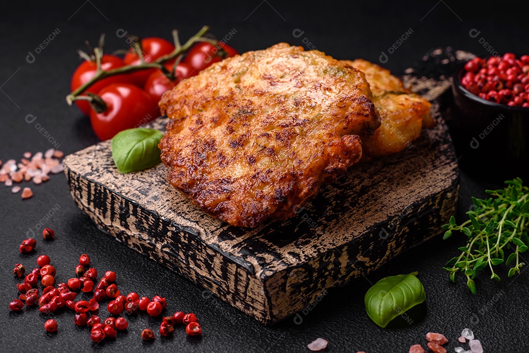 Deliciosos legumes grelhados, abobrinha, berinjela, pimentão e cogumelos com sal, especiarias e ervas sobre um fundo escuro de concreto