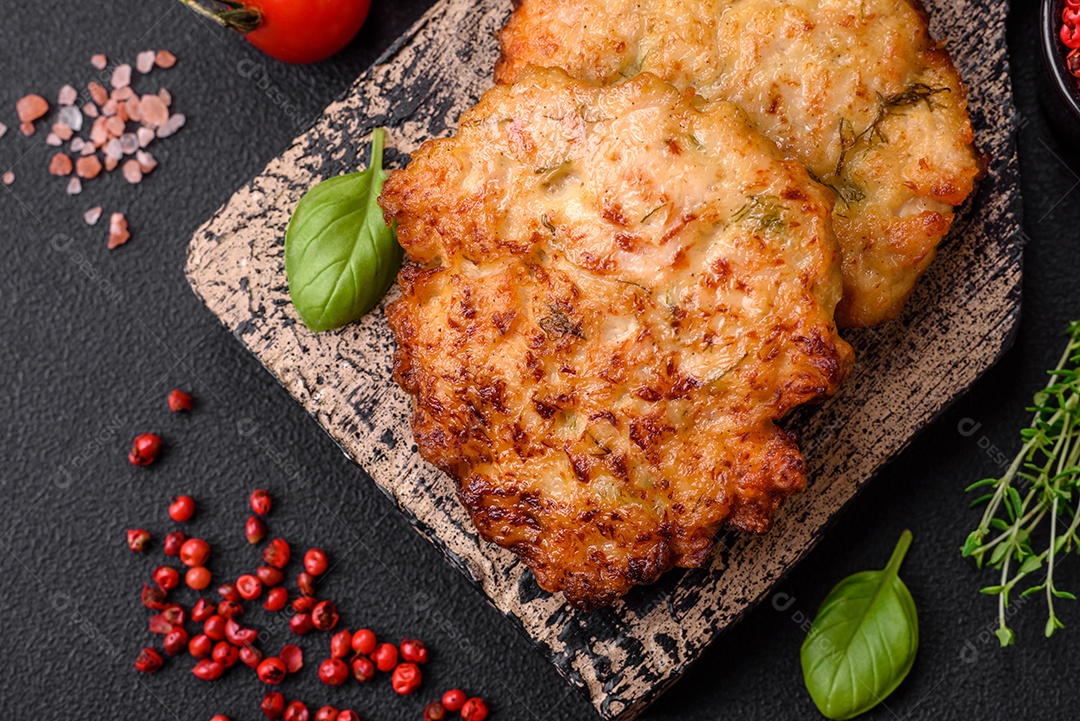Deliciosos legumes grelhados, abobrinha, berinjela, pimentão e cogumelos com sal, especiarias e ervas sobre um fundo escuro de concreto
