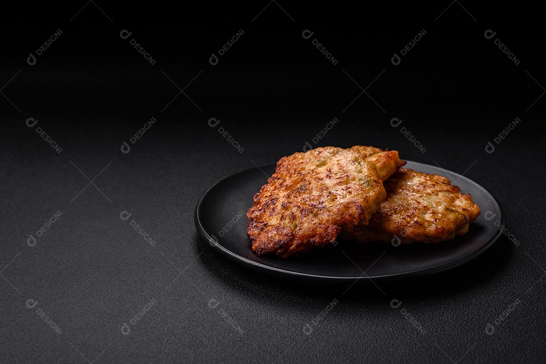 Deliciosos legumes grelhados, abobrinha, berinjela, pimentão e cogumelos com sal, especiarias e ervas sobre um fundo escuro de concreto