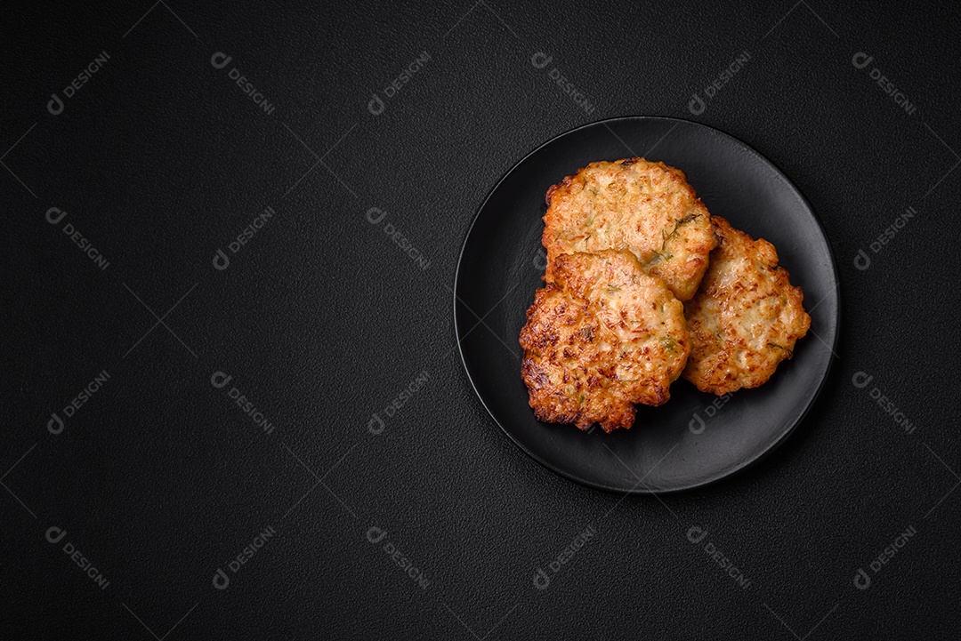 Deliciosos legumes grelhados, abobrinha, berinjela, pimentão e cogumelos com sal, especiarias e ervas sobre um fundo escuro de concreto