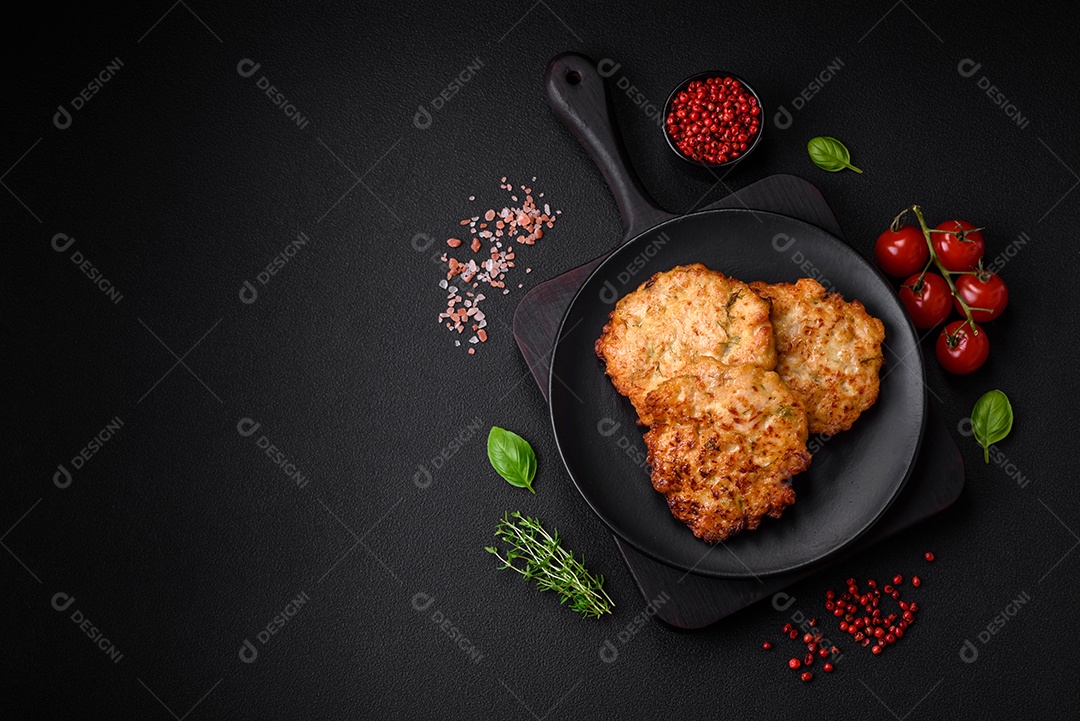 Deliciosos legumes grelhados, abobrinha, berinjela, pimentão e cogumelos com sal, especiarias e ervas sobre um fundo escuro de concreto