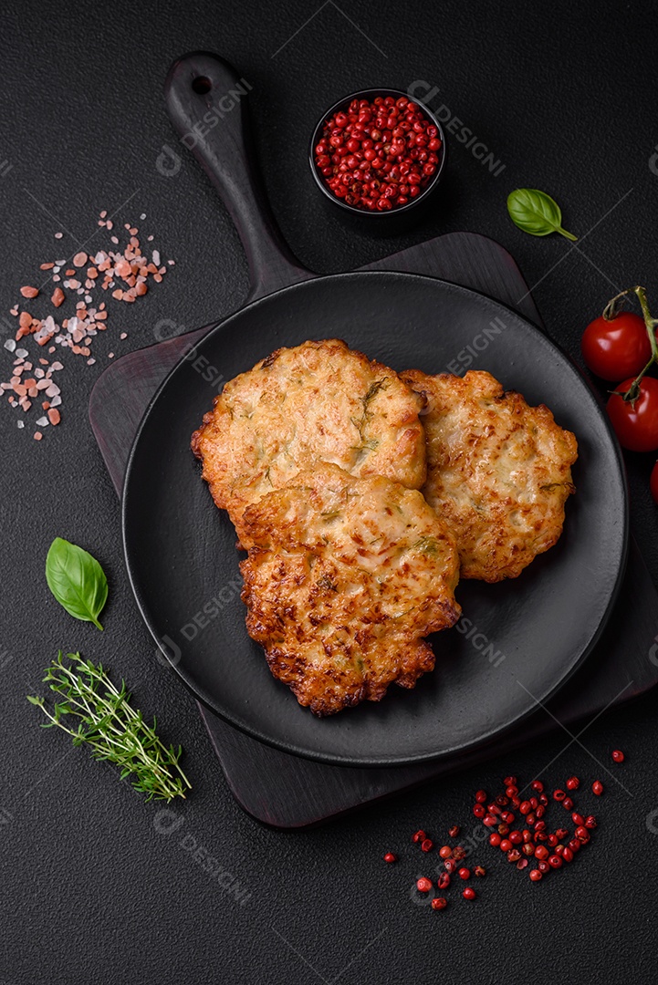 Deliciosos legumes grelhados, abobrinha, berinjela, pimentão e cogumelos com sal, especiarias e ervas sobre um fundo escuro de concreto