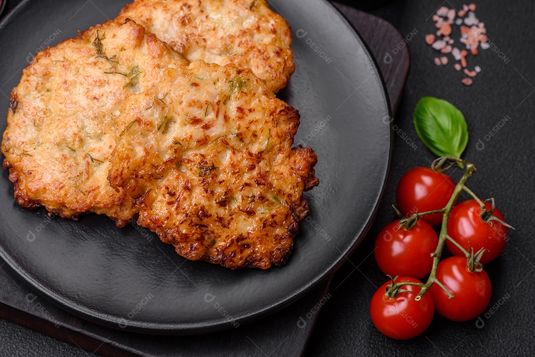 Deliciosos legumes grelhados, abobrinha, berinjela, pimentão e cogumelos com sal, especiarias e ervas sobre um fundo escuro de concreto