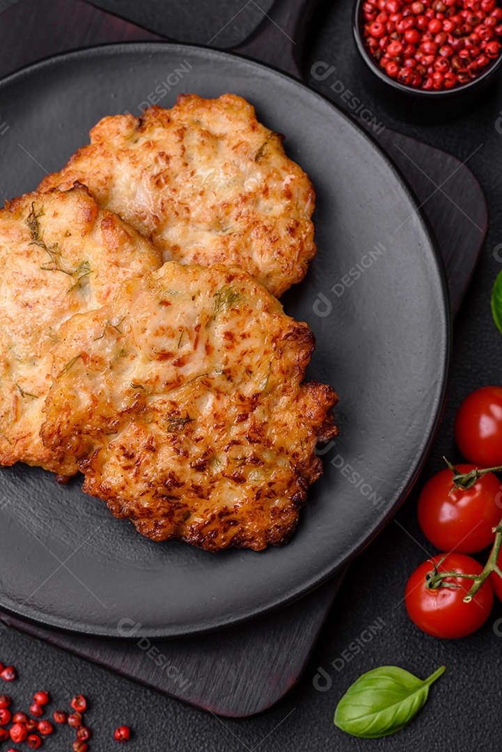 Deliciosos legumes grelhados, abobrinha, berinjela, pimentão e cogumelos com sal, especiarias e ervas sobre um fundo escuro de concreto