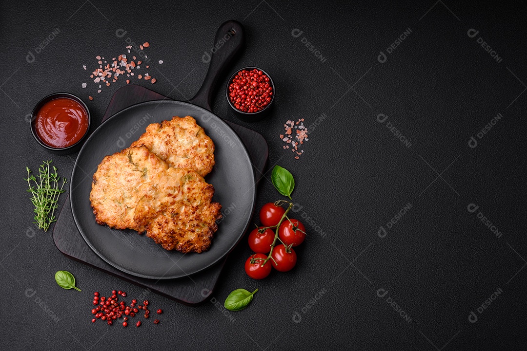 Deliciosos legumes grelhados, abobrinha, berinjela, pimentão e cogumelos com sal, especiarias e ervas sobre um fundo escuro de concreto