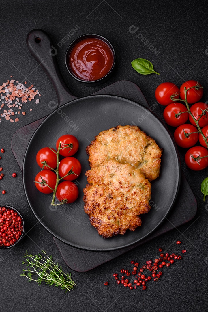 Deliciosos legumes grelhados, abobrinha, berinjela, pimentão e cogumelos com sal, especiarias e ervas sobre um fundo escuro de concreto