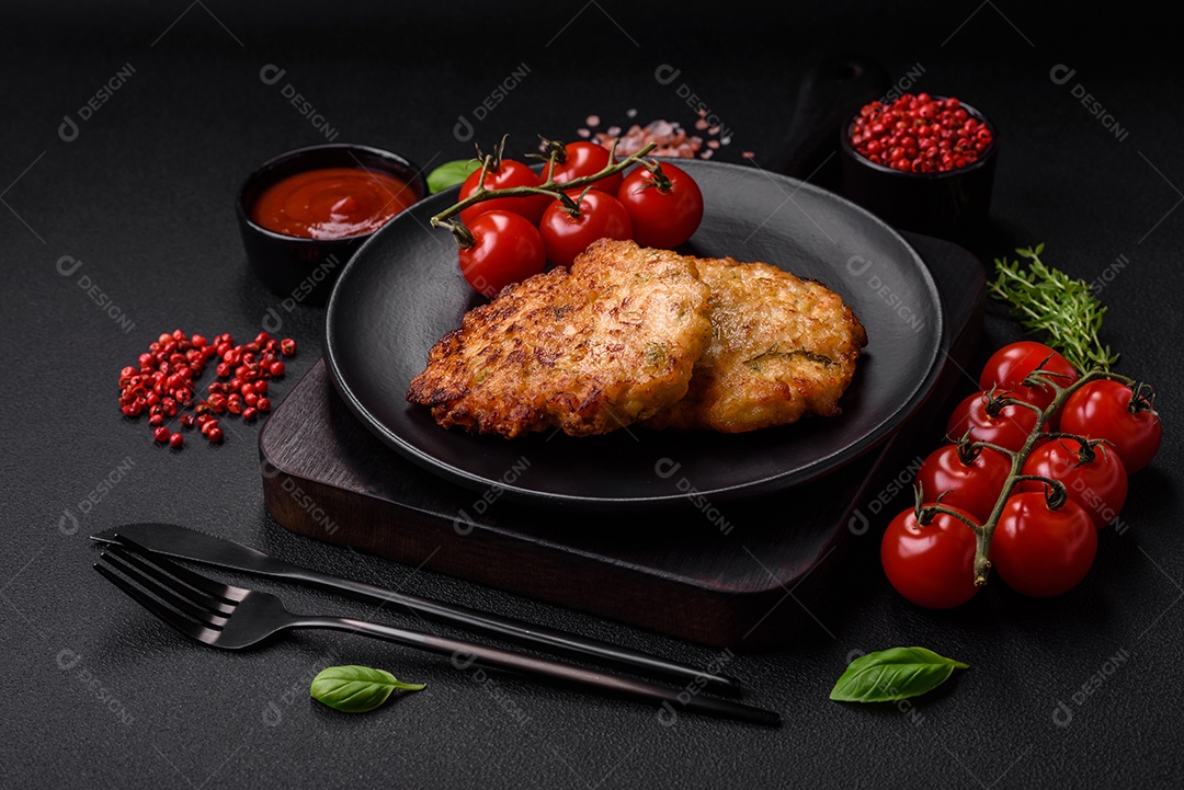 Deliciosos legumes grelhados, abobrinha, berinjela, pimentão e cogumelos com sal, especiarias e ervas sobre um fundo escuro de concreto