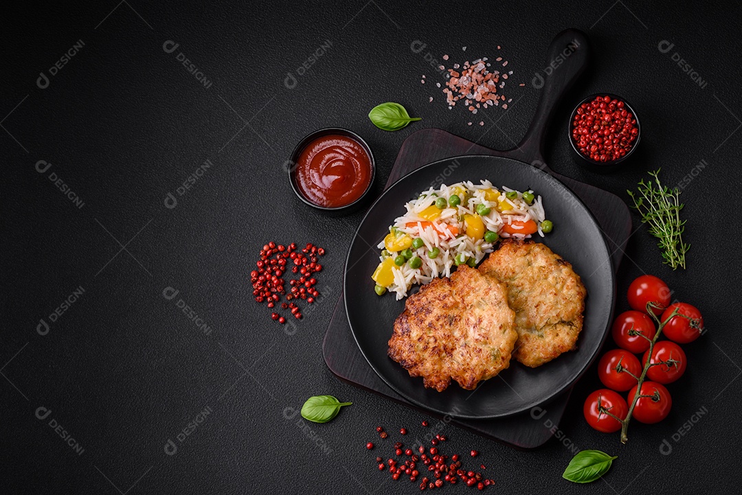 Deliciosos legumes grelhados, abobrinha, berinjela, pimentão e cogumelos com sal, especiarias e ervas sobre um fundo escuro de concreto