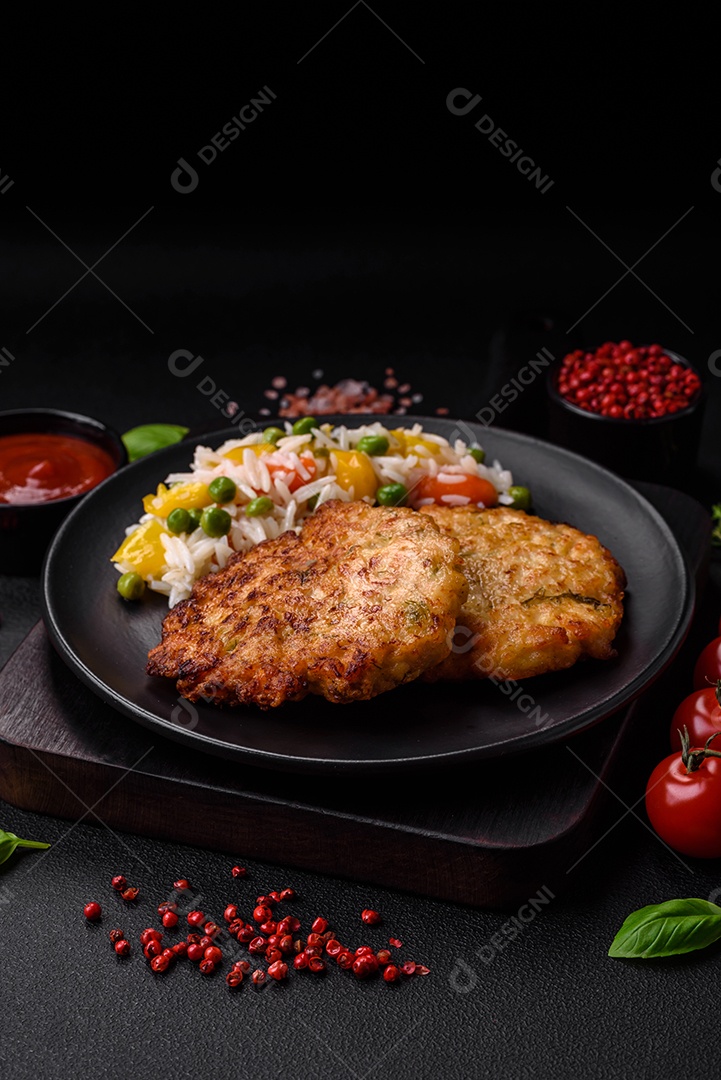 Deliciosos legumes grelhados, abobrinha, berinjela, pimentão e cogumelos com sal, especiarias e ervas sobre um fundo escuro de concreto