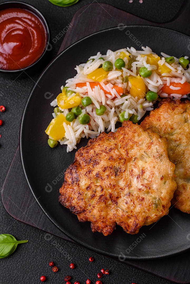 Deliciosos legumes grelhados, abobrinha, berinjela, pimentão e cogumelos com sal, especiarias e ervas sobre um fundo escuro de concreto