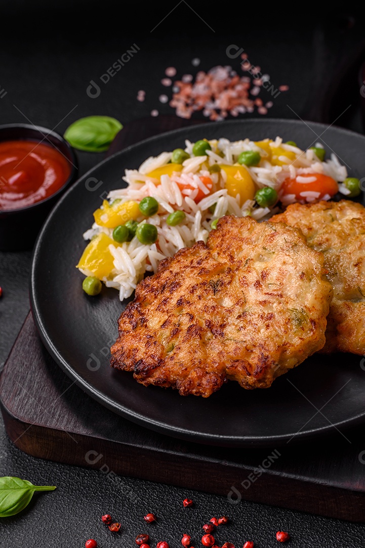 Deliciosos legumes grelhados, abobrinha, berinjela, pimentão e cogumelos com sal, especiarias e ervas sobre um fundo escuro de concreto