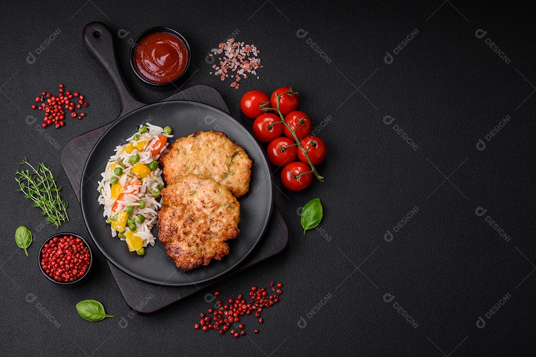 Deliciosos legumes grelhados, abobrinha, berinjela, pimentão e cogumelos com sal, especiarias e ervas sobre um fundo escuro de concreto