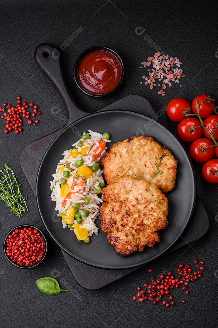 Delicioso arroz cozido branco fresco com vegetais cenouras, pimentões e feijões de espargos em uma placa cerâmica sobre um fundo escuro de concreto