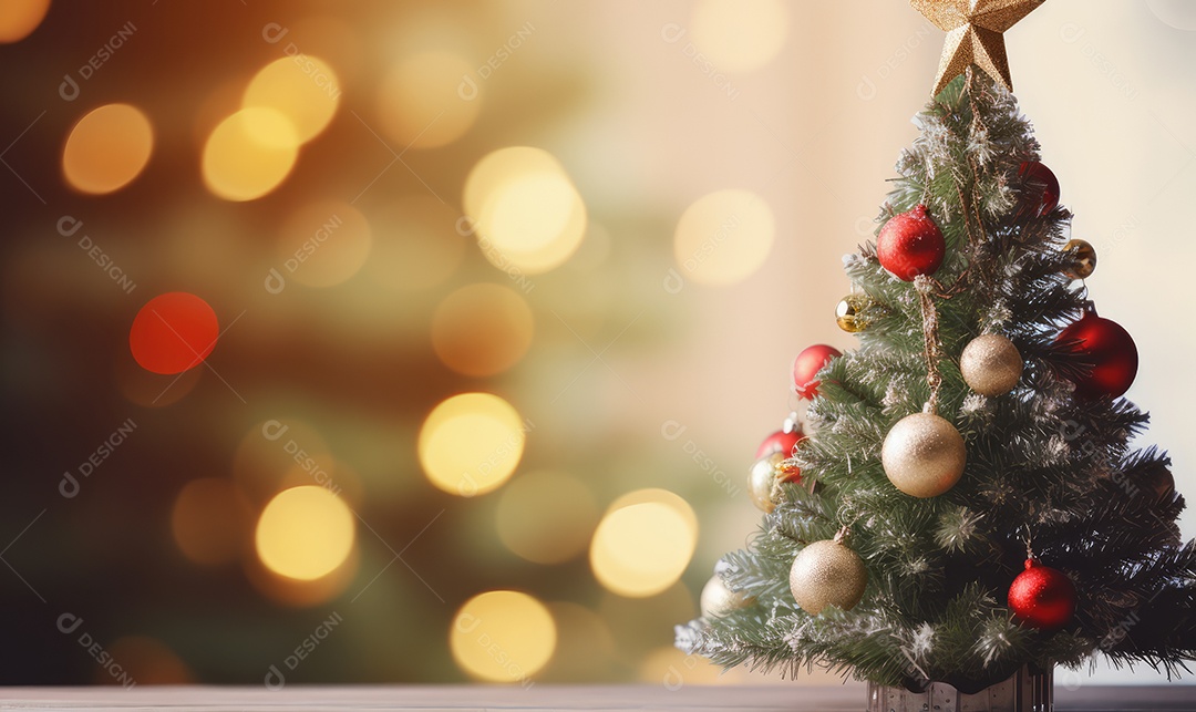 Decoração de Natal com árvore decorada, bolas, brinquedos, luzes