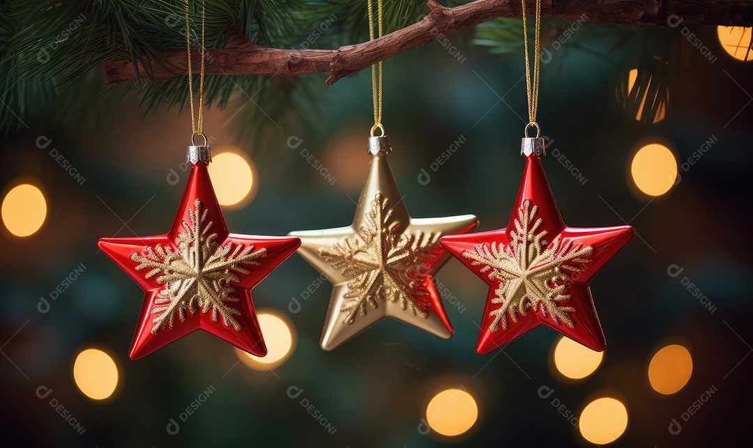 Decoração de Natal com árvore decorada, bolas, brinquedos, luzes