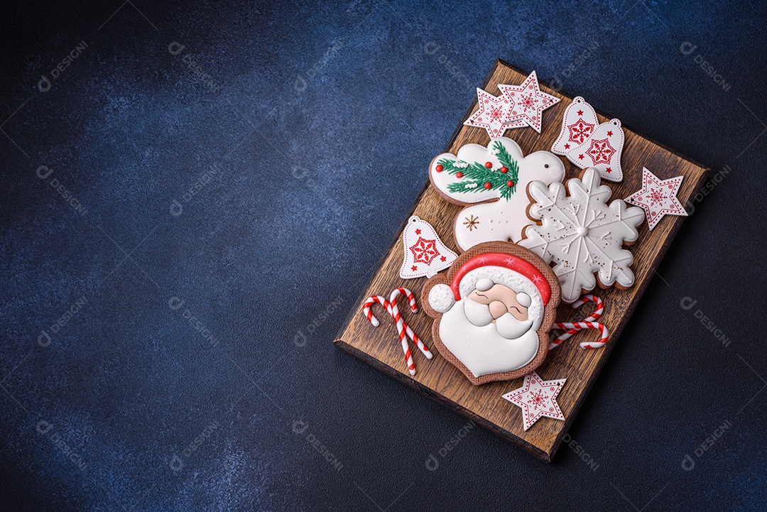 Lindo pão de Natal festivo feito à mão com elementos de decoração sobre um fundo escuro de concreto