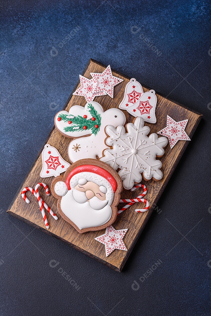 Lindo pão de Natal festivo feito à mão com elementos de decoração sobre um fundo escuro de concreto