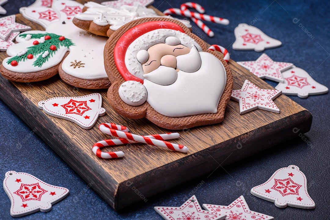 Lindo pão de Natal festivo feito à mão com elementos de decoração sobre um fundo escuro de concreto