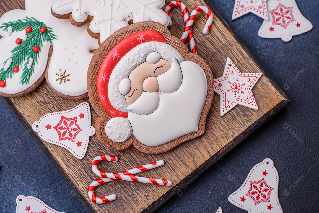 Lindo pão de Natal festivo feito à mão com elementos de decoração sobre um fundo escuro de concreto