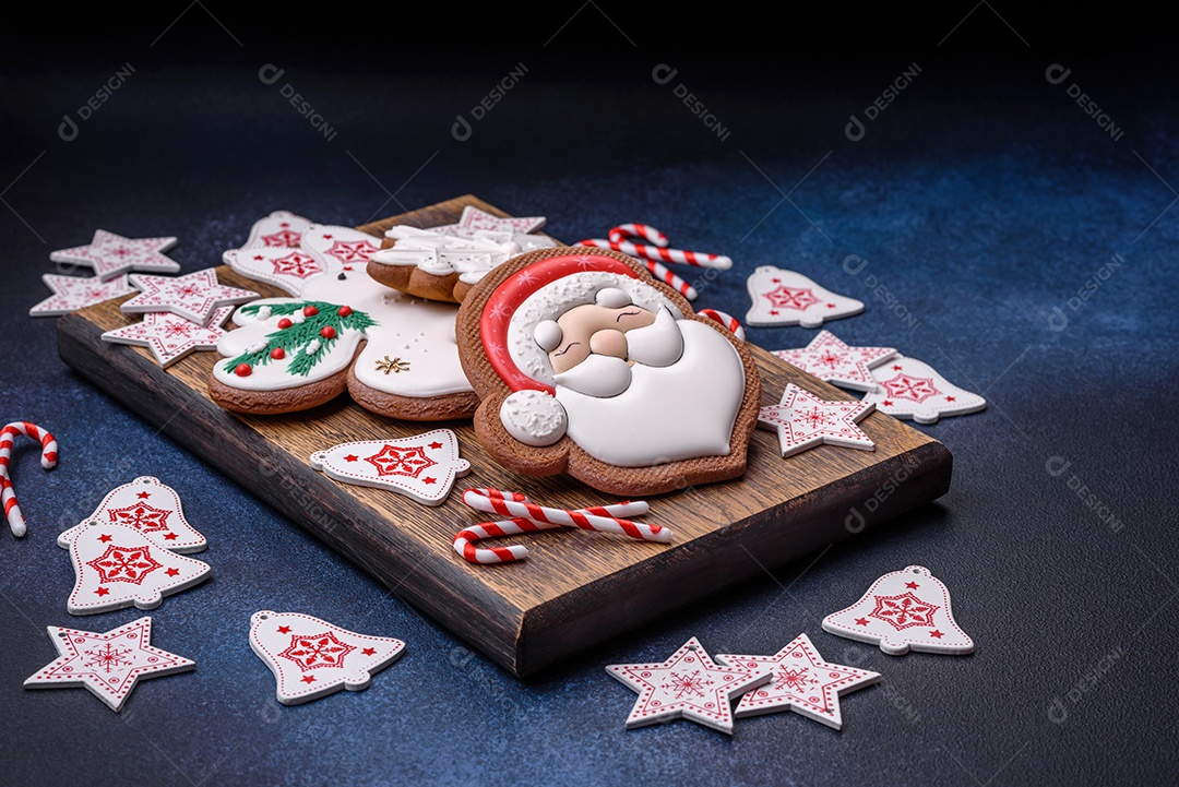 Lindo pão de Natal festivo feito à mão com elementos de decoração sobre um fundo escuro de concreto