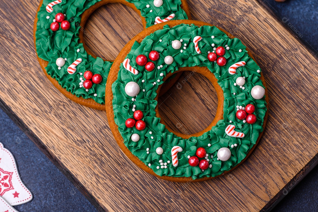 Lindo pão de Natal festivo feito à mão com elementos de decoração sobre um fundo escuro de concreto